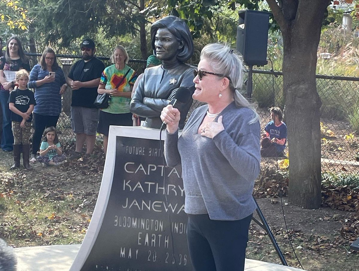 TheKateMulgrew's tweet photo. Last two - thank you @JanewayCollect1! https://t.co/CcP43tP0ZF