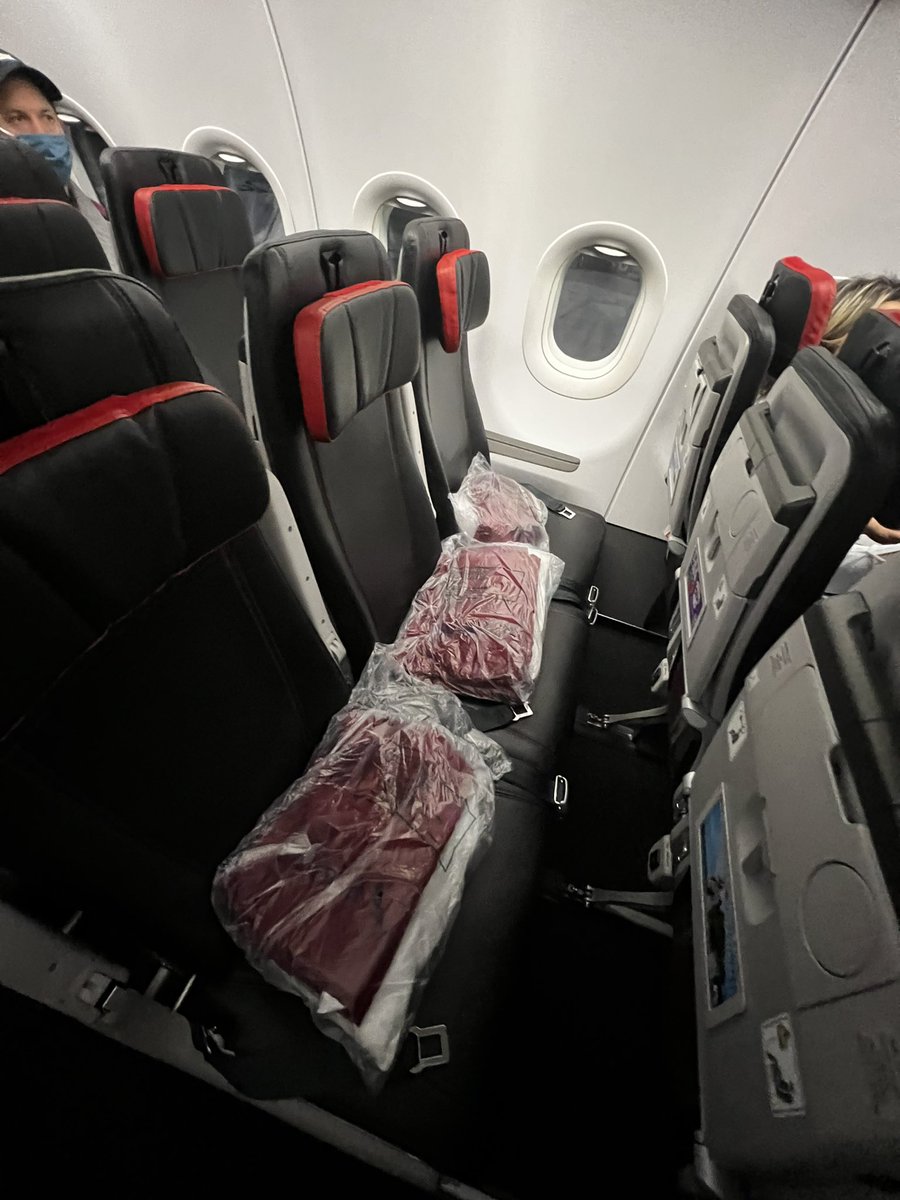 elacido84's tweet photo. Nos preparamos para 7 horas de vuelo rumbo a Rio de Janeiro, en estas gonorreas de sillas que ni siquiera se reclinan, sin entretenimiento a bordo y más duras que una tabla. ¿En qué te has convertido @AviancaEscucha ? 💔💔💔 https://t.co/dbbggdwWQy