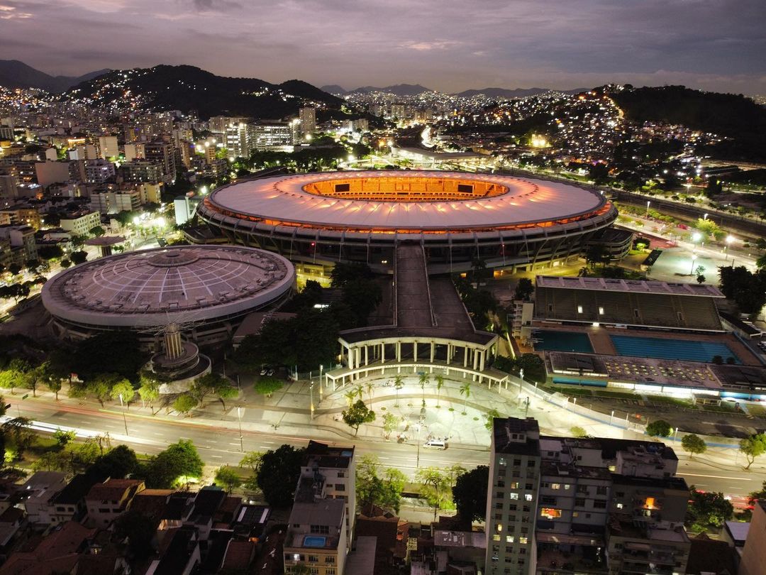 SC_ESPN's tweet photo. ¡LA CORONA DEL REY! El Maracaná, mítico estadio brasileño, se iluminó de dorado en homenaje a Pelé en una jornada impactante para todo el mundo del fútbol. 

📷: IG/maracana https://t.co/LjOWOM8SjJ