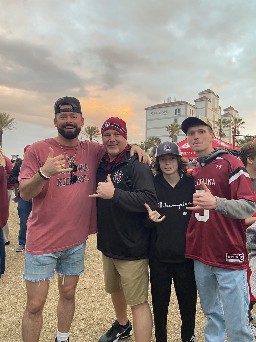 DMcWatters's tweet photo. @TheSpursUpShow always fun to run into this guy. #GamecockNation #TaxSlayerGatorBowl #TOTHEMOON https://t.co/TPRZ9cofgg