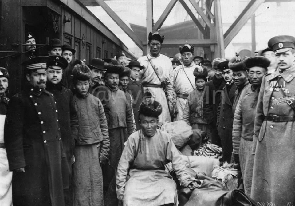 GantulgaMunkhu's tweet photo. 1913.11.5-нд МУ-ын ЕС, Сайн ноён хан Т.Намнансүрэнг дагалдаж хаант Орост зорчсон өндөр Гонгор, Цэрэнжанцан хоёрт тус бүр дөчин таван хурганы арьсаар доторлосон хөх торгон дээл, жанжин малгай өмсгөж, цэрэг урт сэлэм, модон хуйтай богино буу зүүлгэн бие хамгаалагчаар томилон явуулж https://t.co/e8hm6d64I9