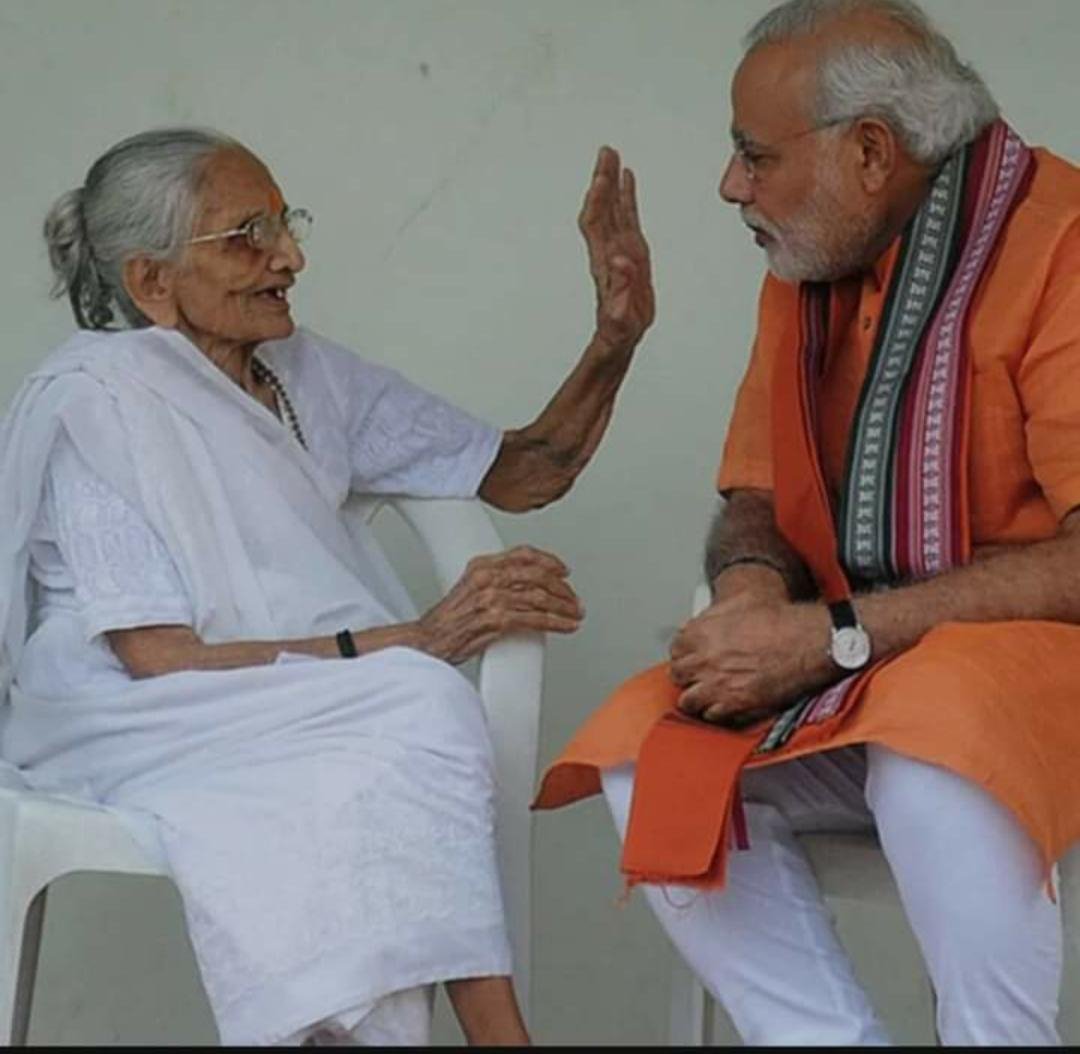 JhadiMaya's tweet photo. मा0 प्रधानमंत्री आदरणीय श्री नरेंद्र मोदी जी की पूज्य माता श्रीमती हीराबेन जी का निधन अत्यंत दुःखद है। प्रभु श्रीराम जी से प्रार्थना करता हूँ कि पुण्यात्मा को अपने श्रीचरणों में स्थान दें, शोक की इस घड़ी में मा. प्रधानमंत्री जी,परिजनों,शुभचिंतकों व समर्थकों को संबल प्रदान करें💐 https://t.co/zln9vh9EsZ