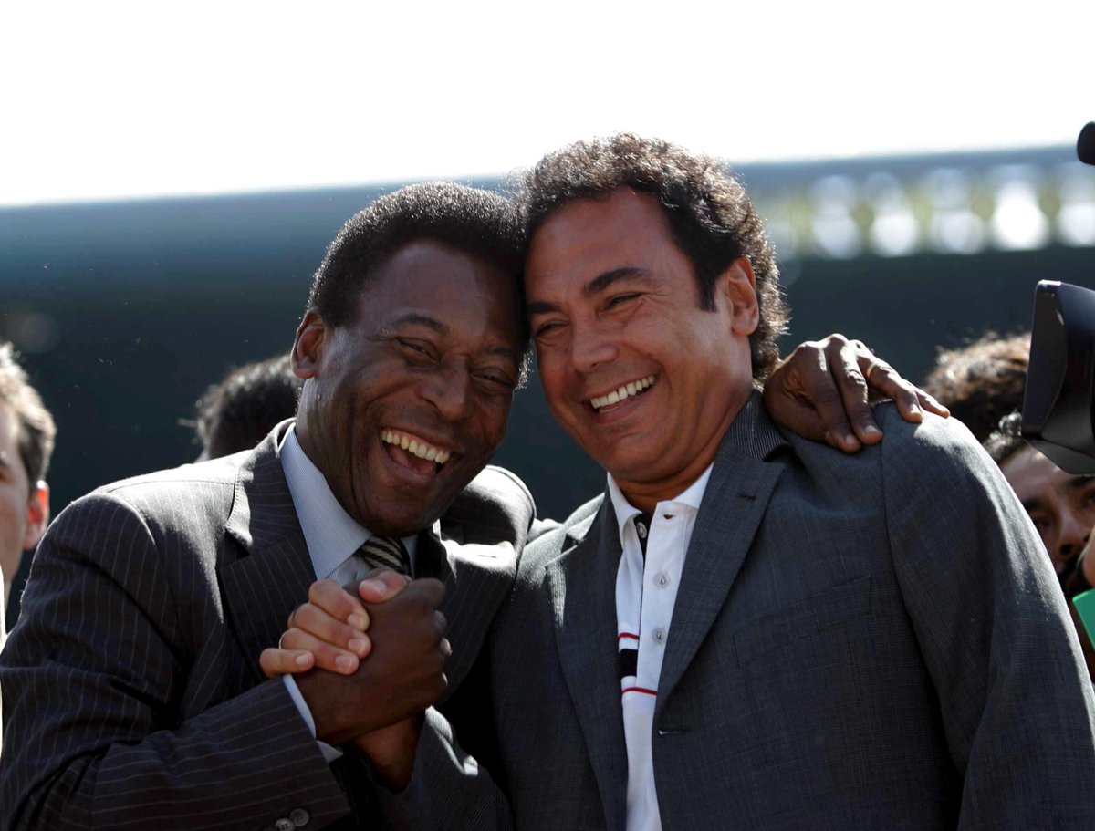 hugosanchez_9's tweet image. Querido #Pelé te adelantaste "a la jugada"
Ya estás en una cancha celestial e inmortal. Fuiste y serás mi referente y amigo. Siempre estará vivo tu talento y maestría. Pelé eres y serás el más grande en la historia del fútbol. Ya jugaremos juntos en la misma cancha. Hasta Siempre