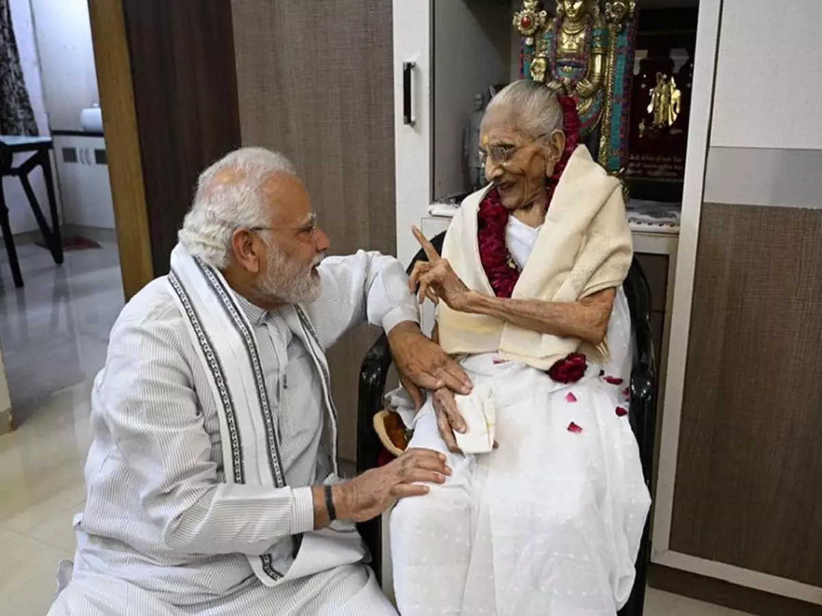 RNsangh's tweet photo. बहूत ही दुःख कि बात है कि आज माननीय प्रधानमंत्री श्री नरेंद्र मोदी जी के माता जी का देहांत हो गया। महादेव उनको अपने श्री चरण कमलों में स्थान दे। और माननीय प्रधानमंत्री जी और उनके परिवार को इस दुखद घटना को सामना करने कि शक्ति प्रदान करे। 🙏😪💐💐 https://t.co/qwWy4sbnyB