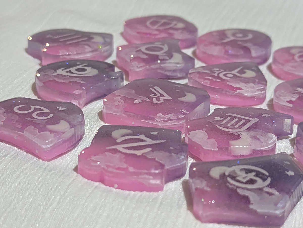 EPup91's tweet photo. FFXIV Soul CrystalsโTwilight Dreaming are finally done!
I'm really pleased with the colours and the glow.
#ffxiv #finalfantasyxiv #ffxivsamurai #ffxivsoulcrystal #ffxivjobstone #epoxy #epoxyprojects #resin https://t.co/nmR8wCNe8g