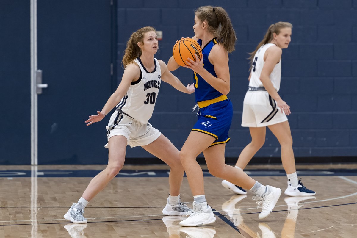 MinesWBB's tweet photo. At this very moment, Sammy Van Sickle is one of just 2⃣ players this season - in all of NCAA Women's 🏀 (DI, DII, DIII) - to stand alone at #1 in her respective conference in

⚒️ total steals
⚒️ steals per game
⚒️ total blocks
⚒️ blocks per game

 #HelluvaEngineer https://t.co/W6FEwB5UoT