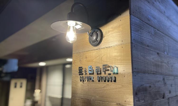 sibafuinc's tweet photo. 2022年も最終日は、大掃除からの納会。
みんなで今年一年の完パケを見たりゲームをしたりで盛り上がりました！
今年もやりがいのある楽しい案件にたくさん関わる事ができて感謝です。
皆さまも良いお年を！ https://t.co/hh4rBilQ5M
