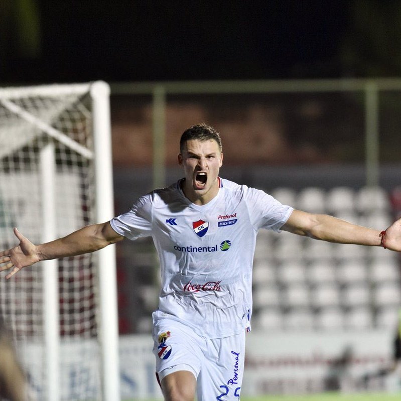 VSportsTM's tweet photo. Olimpia ⬜⬛⬜ llegó a un acuerdo para incorporar a Facundo Bruera 🇦🇷. Le compra el 50% del pase a Nacional 🇵🇾. Contrato hasta diciembre de 2026. Ya le notificaron al jugador que debe presentarse el lunes a entrenar. Restan temas de papeles.
Vía @AdrianoPS98
#MercadoDePases ⚽ https://t.co/L8F3zu0jWi