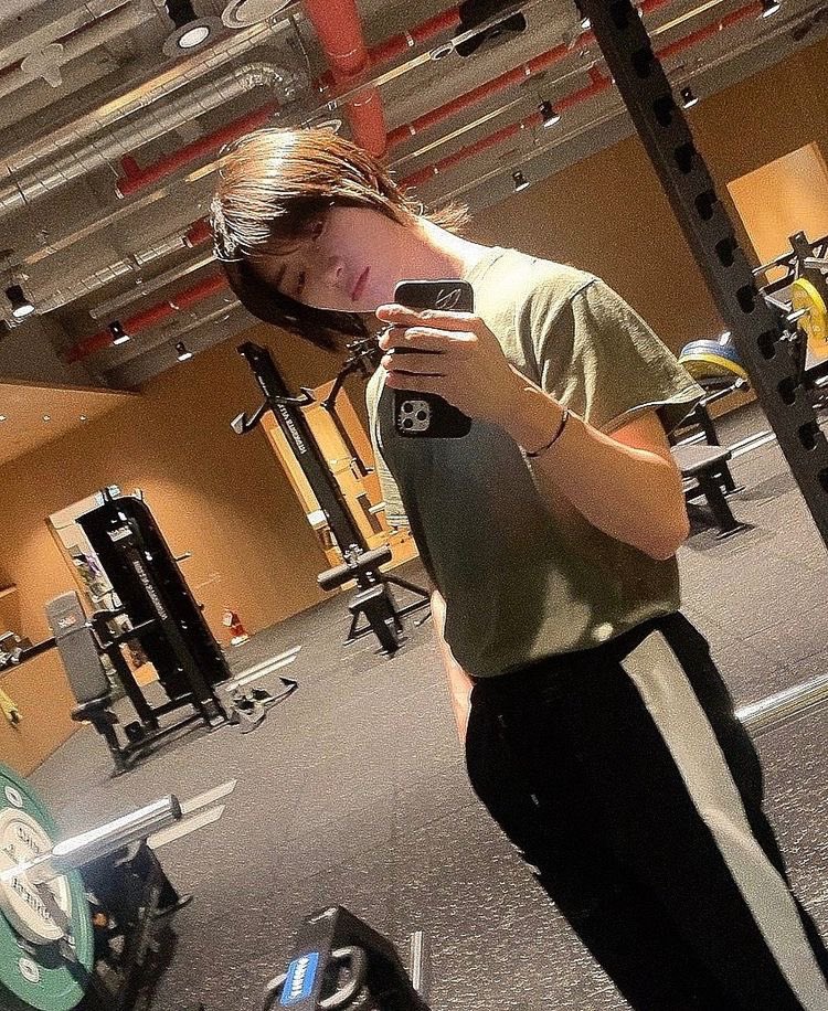flannelgyu's tweet photo. i’m gonna need choi beomgyu to post more mirror selfies because it’s the absolute hottest thing ever https://t.co/EiNIlYfcp1