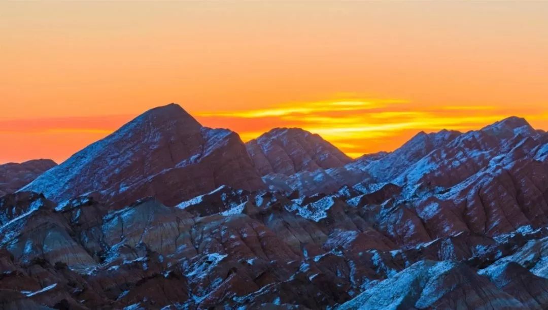 ExploreGansu's tweet photo. #FlyOverGansu ❄️🏔️❄️A dusting of powdery snow blankets Danxia in the Zhangye Colorful Danxia Scenic Spot of Zhangye, #Gansu province, adding to its mystical charm. #VisitGansu #GansuGlance #AmazingGansu #snowscape https://t.co/Ial1rTAJkW