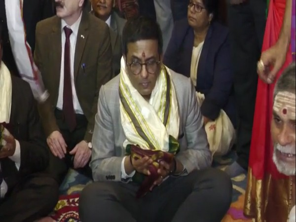 ani_digital's tweet photo. Andhra: CJI Chandrachud visits Vijayawada's Durga devi temple
Read @ANI Story | https://t.co/f5zMVNQdGy
#CJI #ChiefJusticeofIndia #Durgadevitemple #Vijayawada #DYChandrachud https://t.co/GJOrRWREKu