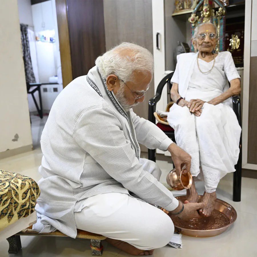 प्रधानमंत्री श्री <a href="/narendramodi/">Narendra Modi</a> जी की श्रद्धामना माता जी श्रीमती हीराबेन मोदी जी के निधन पर मेरी विनम्र श्रद्धांजलि। अपने संकल्प और समर्पित जीवन से वे श्री नरेंद्र मोदी जी की प्रेरणा बनी। ईश्वर से प्रार्थना है कि पुण्यात्मा को अपने श्री चरणों में स्थान प्रदान करें। ॐ शांति!