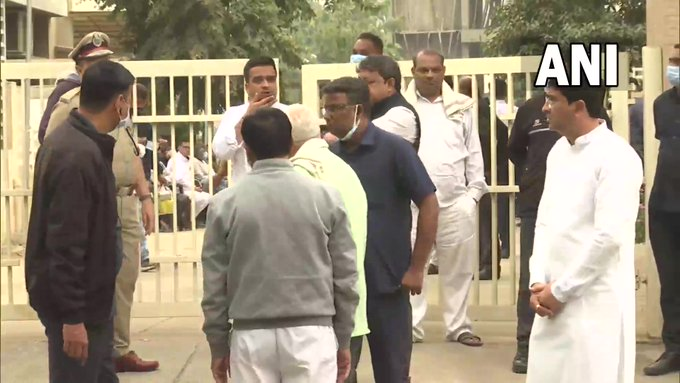timesofindia's tweet photo. #Gandhinagar, #Gujarat | #PMModi’s brother #SomabhaiModi and other family members arrive at the residence of #HeerabenModi, mother of PM Modi, who passed away at the age of 100. https://t.co/F80iw8WEmv