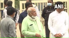 timesofindia's tweet photo. #Gandhinagar, #Gujarat | #PMModi’s brother #SomabhaiModi and other family members arrive at the residence of #HeerabenModi, mother of PM Modi, who passed away at the age of 100. https://t.co/F80iw8WEmv