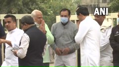 timesofindia's tweet photo. #Gandhinagar, #Gujarat | #PMModi’s brother #SomabhaiModi and other family members arrive at the residence of #HeerabenModi, mother of PM Modi, who passed away at the age of 100. https://t.co/F80iw8WEmv
