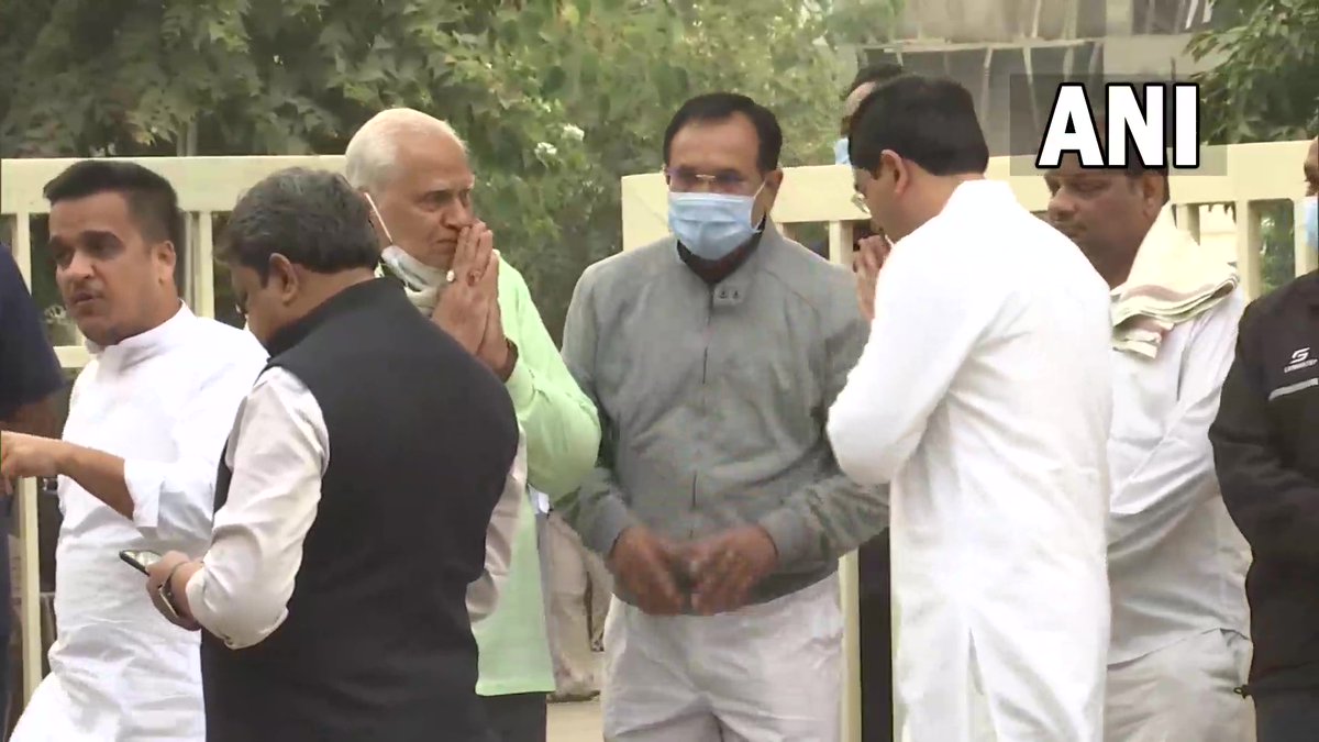 TOIAhmedabad's tweet photo. #Gandhinagar | #PMModi’s brother #SomabhaiModi and other family members arrive at the residence of #HeerabenModi, mother of PM Modi, who passed away at the age of 100. (ANI) https://t.co/sxhM7GbkLY