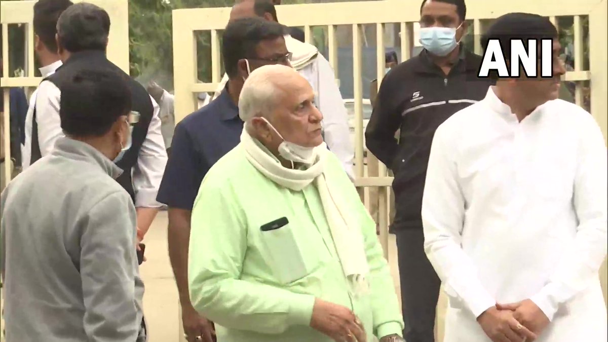 TOIAhmedabad's tweet photo. #Gandhinagar | #PMModi’s brother #SomabhaiModi and other family members arrive at the residence of #HeerabenModi, mother of PM Modi, who passed away at the age of 100. (ANI) https://t.co/sxhM7GbkLY