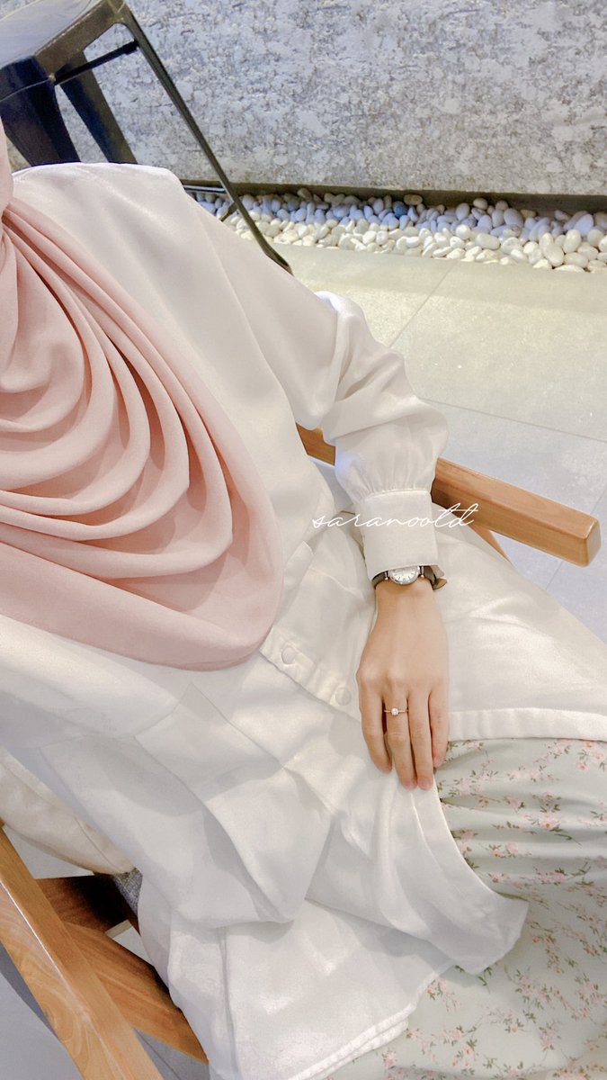 saranootd's tweet photo. 01. White tunik: https://t.co/YeHEFtmWjK

02. Salem pashmina: https://t.co/CR9EHnTnXw

03. Korean skirt: https://t.co/S8K6onXCja

04. Jam tangan: https://t.co/gA4hteB59e https://t.co/1pF6udfxm2