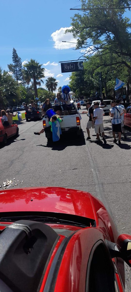 _SantiSerrano_'s tweet photo. Mi momento en los festejos del mundial, salvado por la campana jajaja

Encuentren la copa... https://t.co/DM4dXXU3Jt