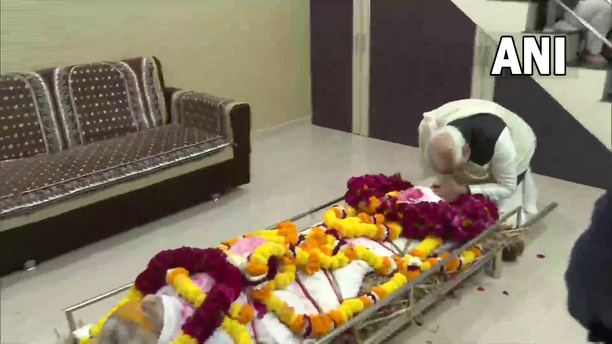 AHindinews's tweet photo. गुजरात: प्रधानमंत्री नरेंद्र मोदी ने गांधीनगर में अपनी स्वर्गीय मां हीराबेन मोदी को श्रद्धांजलि ���र्पित की। https://t.co/4ABe704Vnl