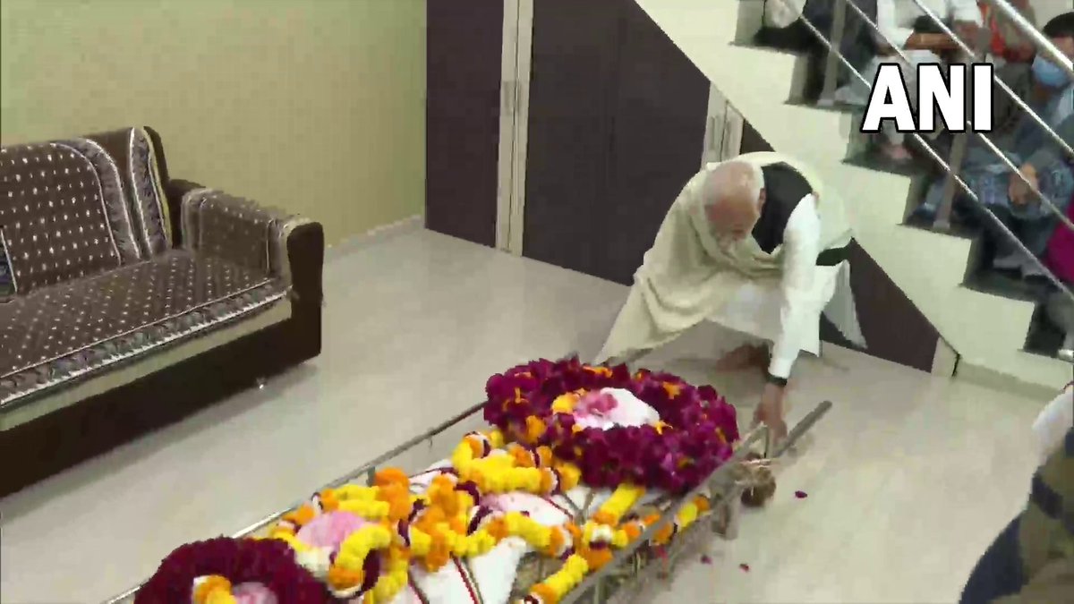 AHindinews's tweet photo. गुजरात: प्रधानमंत्री नरेंद्र मोदी ने गांधीनगर में अपनी स्वर्गीय मां हीराबेन मोदी को श्रद्धांजलि ���र्पित की। https://t.co/4ABe704Vnl