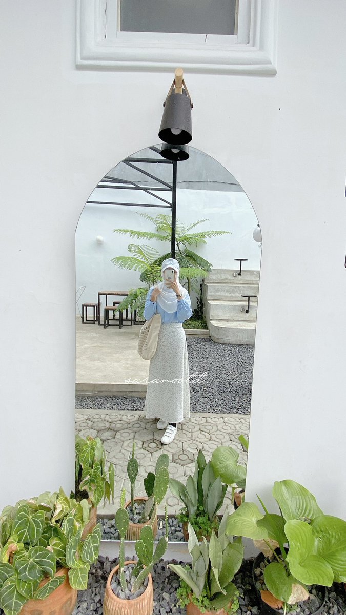 saranootd's tweet photo. 01. Baby blue shirt: https://t.co/aazImCpEDk

02. White floral skirt: https://t.co/GdMz8Y6ZvJ

03. White pashmina: https://t.co/hmUtMM1HrV

04. Canvas tote bag: https://t.co/qPYUXJtCjB

05. Polo cap: https://t.co/c3OY1B9CNZ

06. White sneakers: https://t.co/qgeLYsSWCP https://t.co/agTolmytw6
