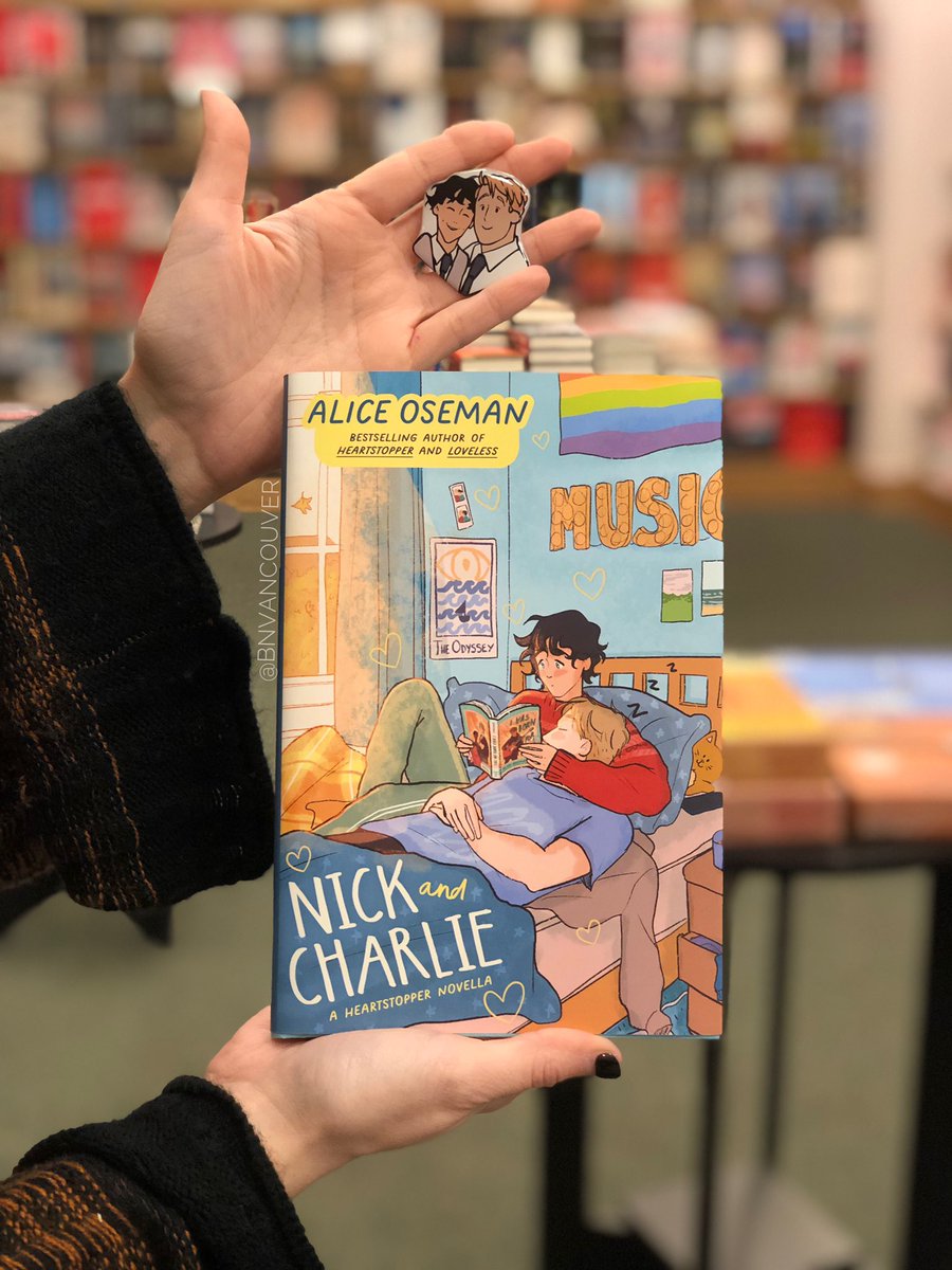Now in print! Nick & Charlie by @AliceOseman is a short story about our two favorite boys after Nick heads off to college! For a limited time, receive a #FREE Nick & Charlie enamel pin!

#barnesandnoble #heartstopper #aliceoseman #yalit #YAThursday #bnvancouver #vancouverusa