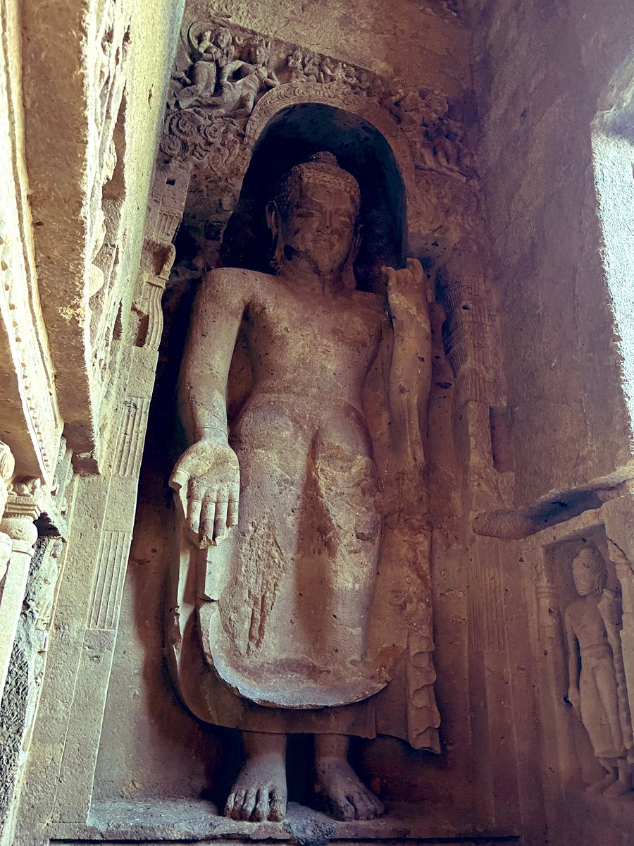Sumitchauhaan's tweet photo. बुद्ध ही बुद्ध है, बुद्ध ही बुद्ध है
हर जगह, हर समय वो सिद्ध है वो सिद्ध है। 

मुंबई में तथागत बुद्ध की शान में बनाई गई कान्हेरी गुफ़ाएँ देखी। हमारे पुरखों का इतिहास बहुत गौरवशाली है। नमो बुद्धाय - जय भीम https://t.co/qiV4xDbdzq
