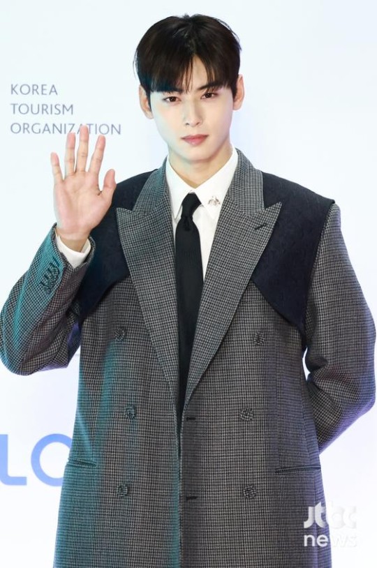 KoreanUpdates's tweet photo. #ASTRO #ChaEunWoo has renew his contract with Fantagio, despite many actor management tried to reach him.

The 7 year contract will end Feb 2023 &amp; other ASTRO members currently discussing contract renewals.

https://t.co/mDzgN6FfIB
#KoreanUpdates VF https://t.co/cFk6BTQLLm