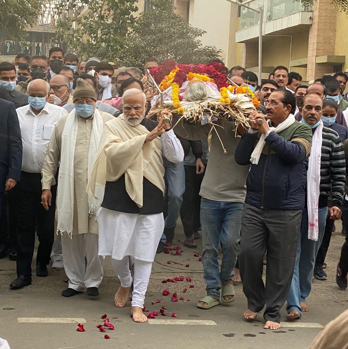 BSJoshi07's tweet photo. આદરણીય પ્રધાનમંત્રી શ્રી @narendramodi જી ના માતાશ્રી પૂજ્ય હીરાબા ના અવસાનના સમાચારથી અત્યંત દુ:ખની લાગણી અનુભવું છું.
ભગવાન દિવંગતના આત્માને પરમ શાંતિ અર્પે તેવી પ્રાર્થના કરું છું. 
ૐ શાંતિ🙏
#HeerabenModi #OmShanti https://t.co/7OtKkIWTMo