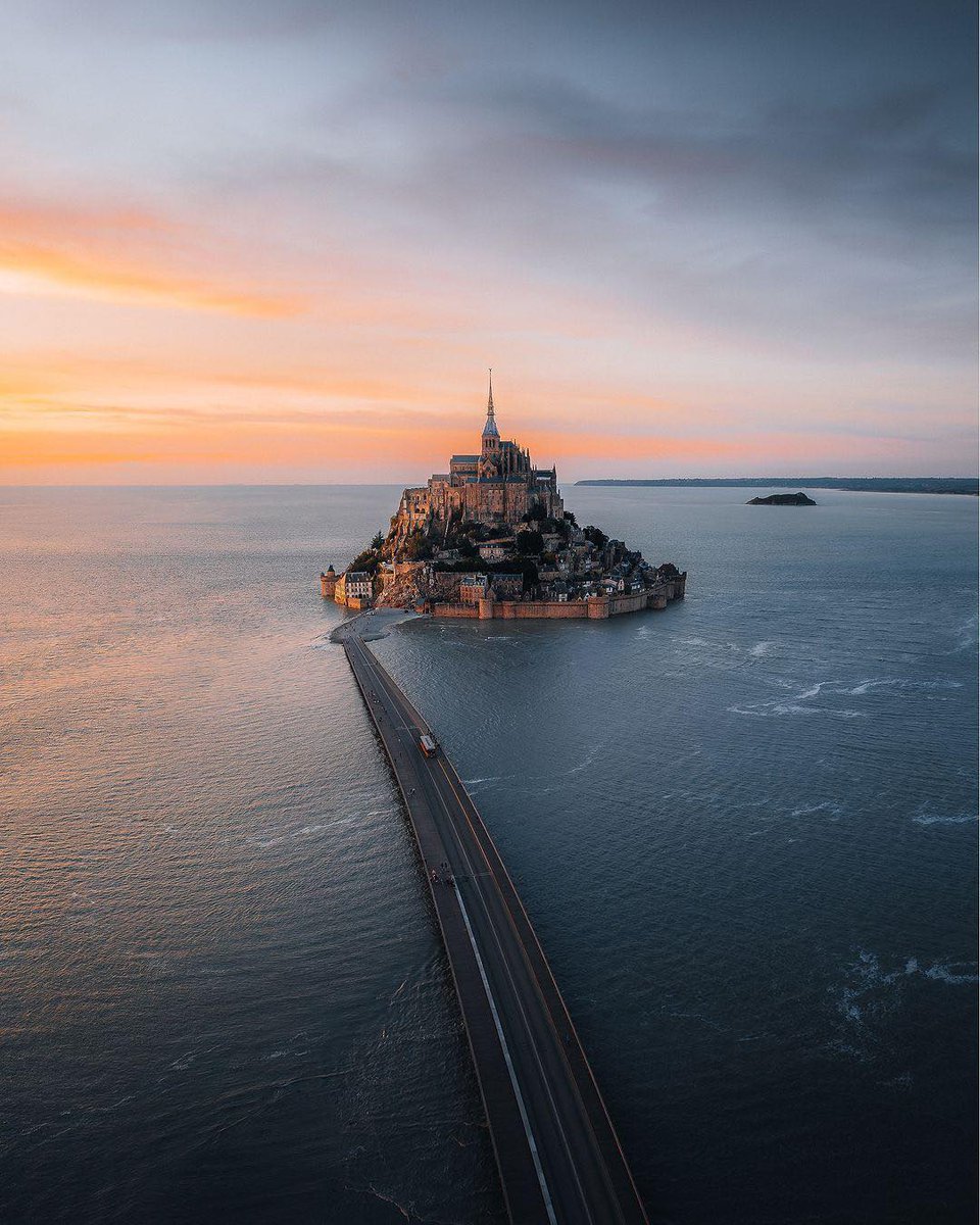 Coucher du soleil et marée haute au Mont-Saint-Michel, France

📸 Par : M. Hennige