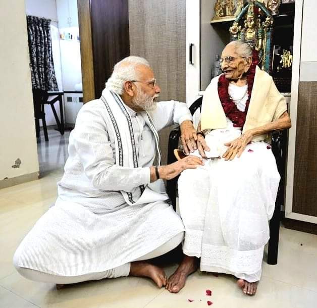 प्रधानमंत्री नरेंद्र मोदी जी की माँ हीराबेन का दुःखद निधन हो गया है  अहमदाबाद के निजी अस्पताल में इलाज चल रहा था 100 साल की उम्र में मोदी जी की मां का दुखद निधन हुआ

प्रधानमंत्री मोदी पहुंचे आज सुबह-सुबह अहमदाबाद..। <a href="/narendramodi/">Narendra Modi</a>
#rajdhanisamachar #NarendraModiji #HirabenModi