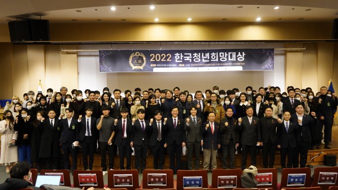 [INFO] 221230 MINO won 2022 Korean Youth Hope Award held at National Assembly 

Mino won the award under Culture Category.

Congratulations for winning another award 🎉🎈 <a href="/official_mino_/">official_mino_</a> 

🔗 newspim.com/news/view/2022…
🔗kukinews.com//newsView/kuk2…

#송민호 #MINO