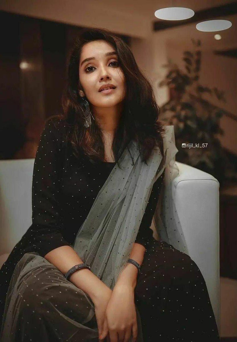 Cinemakottam's tweet photo. Actress #AnikhaSurendran 🥰🖤🥰
@AnikhaOffI 🖤
#InstantCineUpdate 🖤 https://t.co/qhtSfntgRR