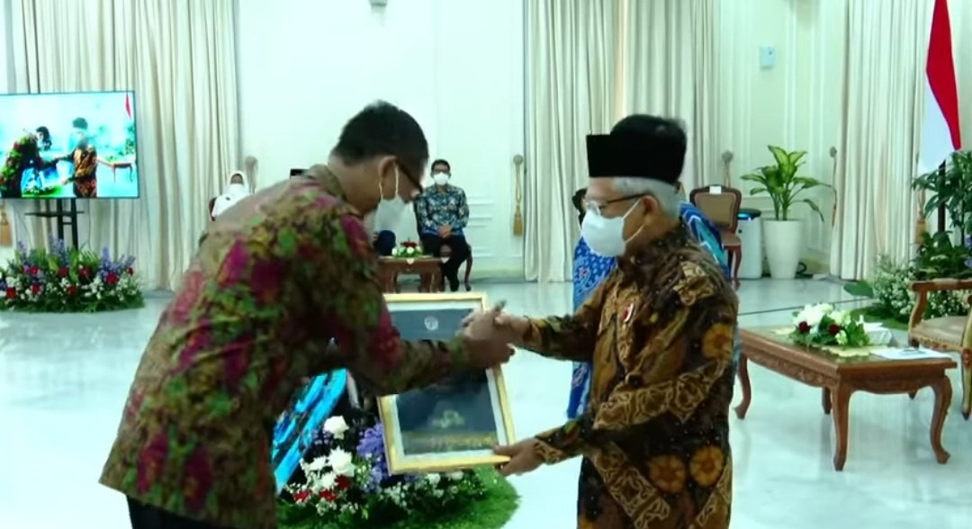 snwbreeze's tweet photo. Bapak Ma'ruf Amin hadir dalam acara Anugrah Proper 2022 dan memberikan anugerah tertinggi, Green Leadership Utama, kepada PLN. Selamat kepada PLN!!
#PLNGreenLeader https://t.co/8hIwx7Woyr