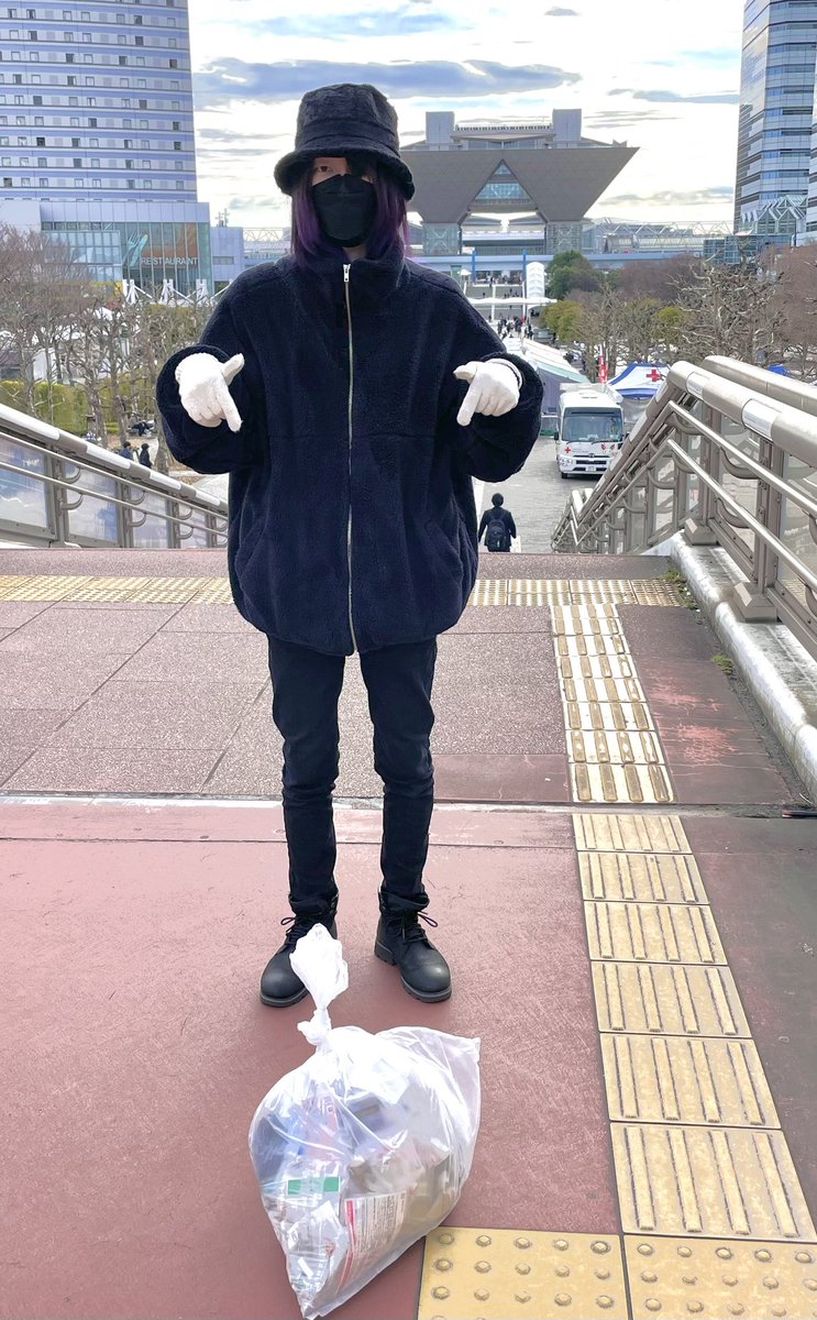 arata_aaa's tweet photo. 今年もコミケゴミ拾いやってきました。ゴミ���いを始めて9年目だそうです。
ゴミも少ないので、する事が以前に比べて減っています。
寒さに負けずに元気な年末を。

#C101 https://t.co/UkcNOO9py8