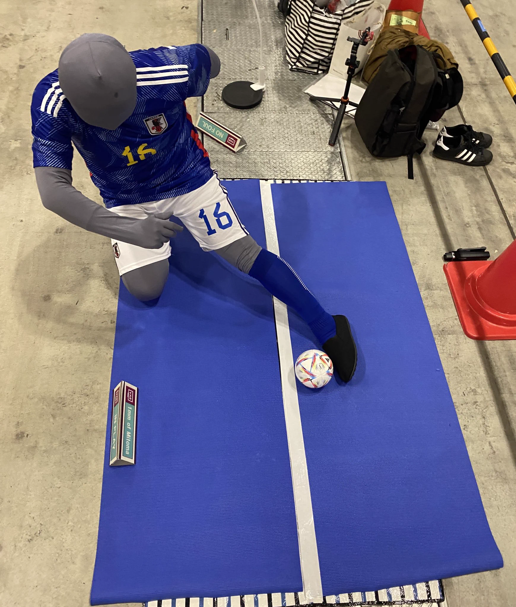 これぞザ・コミケ！！「三笘の1ミリ」を再現するコスプレ！
