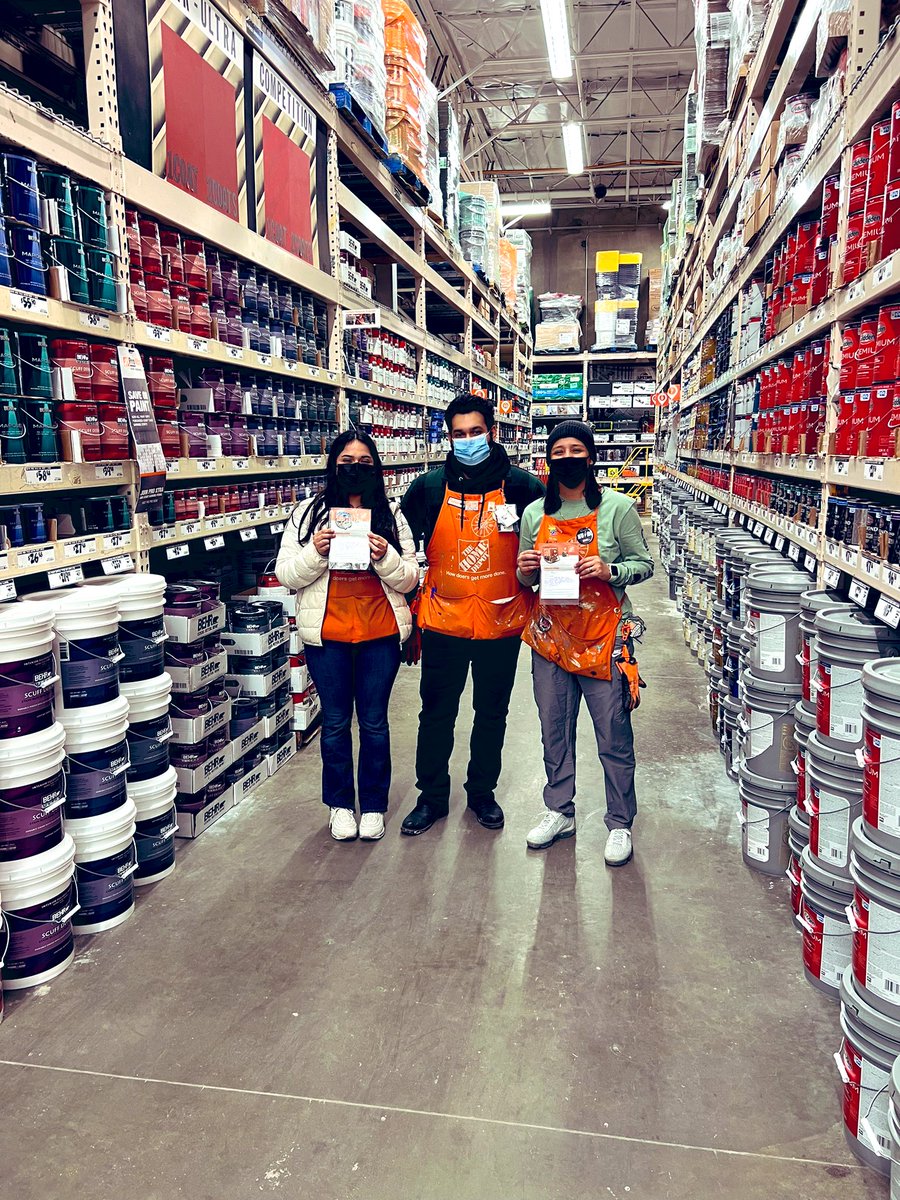 DH cristian recognizing Angie and Andrea for an amazing job of keeping the dept in stock🤩 👏🏽
