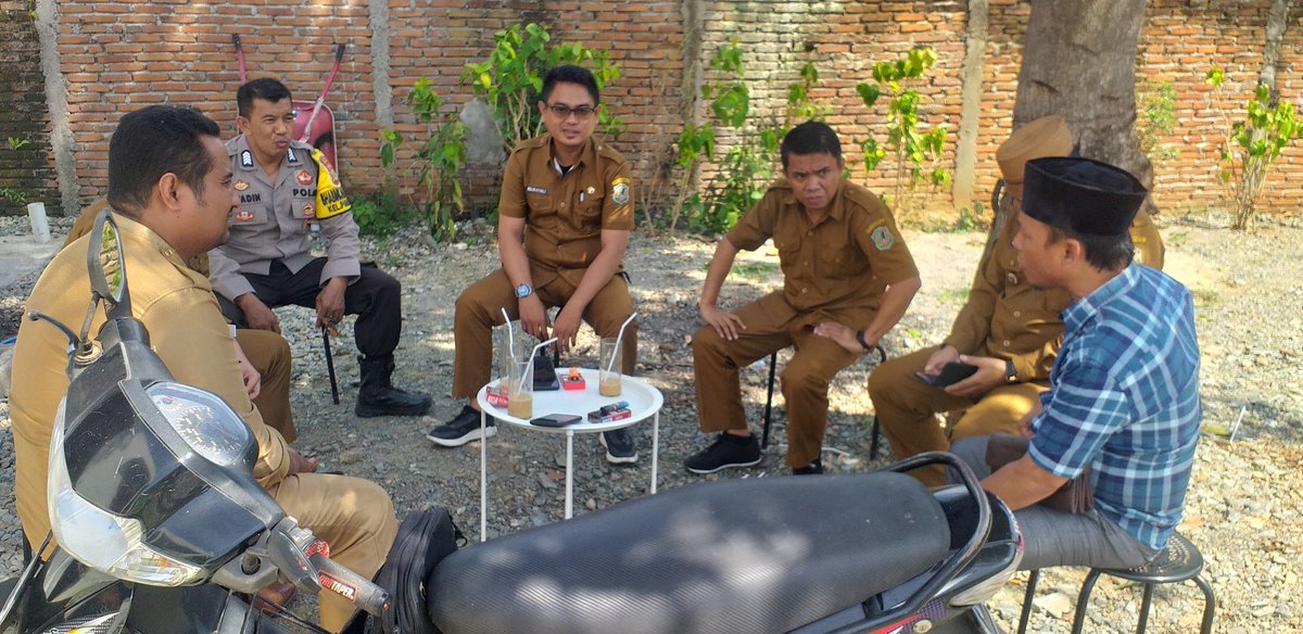 Kayadin5's tweet photo. Bentuk kebersamaan Bhabinkamtibmas bersama aparat kelurahan 
#polisi
#polisiindonesiea
#polisihumanis
#divisihumaspolri
#temanpolisi
#humaspolresgorontalokota
#kapolresgorontalokota
#polresgorontalokota
#polsekkotatengah
#bhabinkamtibmaskotatengah https://t.co/s7rLH0pjqO