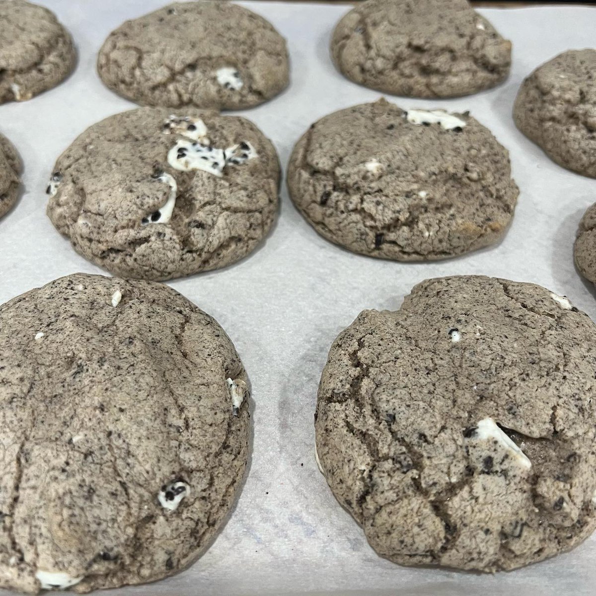 afkatm's tweet photo. Cookies and Cream cookies are amazing. So delicious. 

#cooking #cookies #cookiesofinstagram #cookiesandcream https://t.co/7pqr8hVujZ