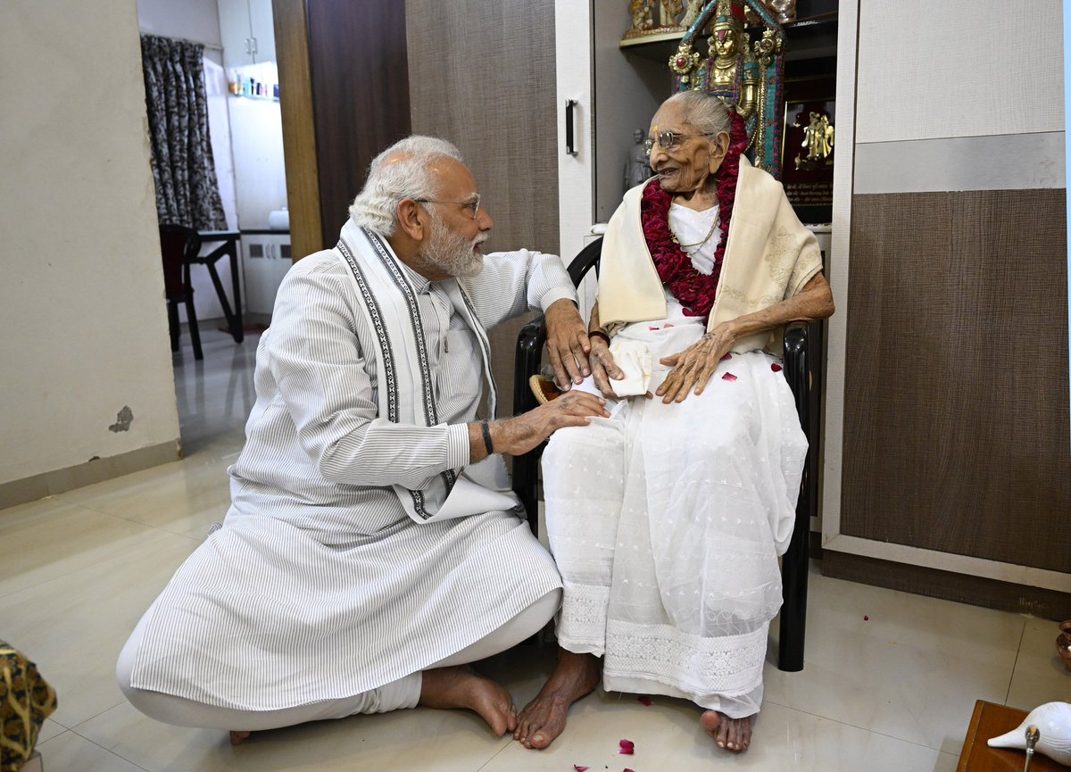 ShubhamGoelnew's tweet photo. हम सभी की पुजनीये व सभी को प्रेरणा देने वाली व भारत के यशस्वी प्रधानमंत्री नरेन्द्र मोदीजी को जन्मदेने वाली मोदीजी की माँ हीराबेन के निधन से बहुत ही दुखः हुआ ईश्वर उन्हें अपने श्री चरणों मे स्थान दें
#RipLegend #Modi https://t.co/BG8QDRBRdW