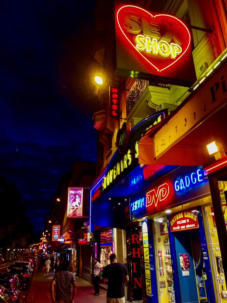 thedividingline's tweet photo. #Neons. 

#Paris #France #TravelPhotography #UrbanPhotography #StreetPhotography #NightPhotography #RedDistrict #Neon #Lights #CityofLights. https://t.co/tJqvg1P01W
