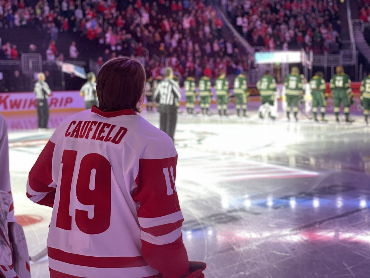 locksforwalls's tweet photo. Let’s Go Badgers! @BadgerMHockey @HolidayFaceoff https://t.co/iNXUz8SqZW