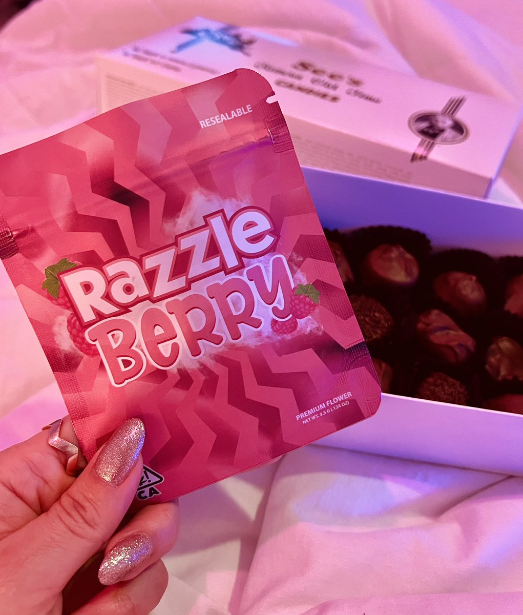 OfficialRazzlez's tweet photo. Feeling extra indulgent tonight. 🔥🍫  #haveyoutastedrazzles https://t.co/ykWiZpDYPu