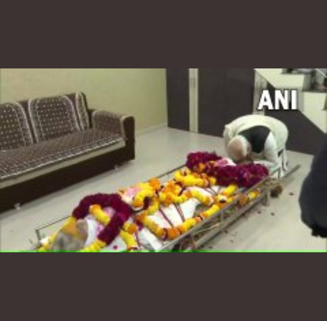 Vishnusinghji's tweet photo. प्रधानमंत्री #नरेंद्र_मोदी_जी की माताजी #हीरा_बा के निधन पर गहरी संवेदना है।
कोटि कोटि नमन इस मां को जिन्होंने नरेंद्र मोदी जी जैसे बेटे को अपने देश को दिया।
एक माँ का निधन किसी भी व्यक्ति के जी��न मे ऐसी शून्यता लाता हैं, जिसकी भरपाई करना असम्भव है।💐🙏🏻
#HeerabenModiPassedAway https://t.co/MR8nJN6LWv