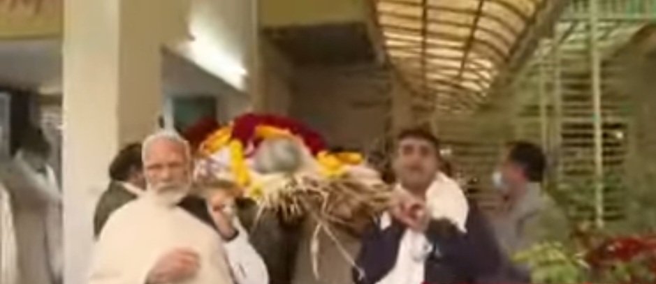 SyyedSuhail's tweet photo. इस भार का एहसास कंधों से कहीं ज्यादा दिल पर होता है...

#Modi
#hiraben https://t.co/PN73Qm7muW