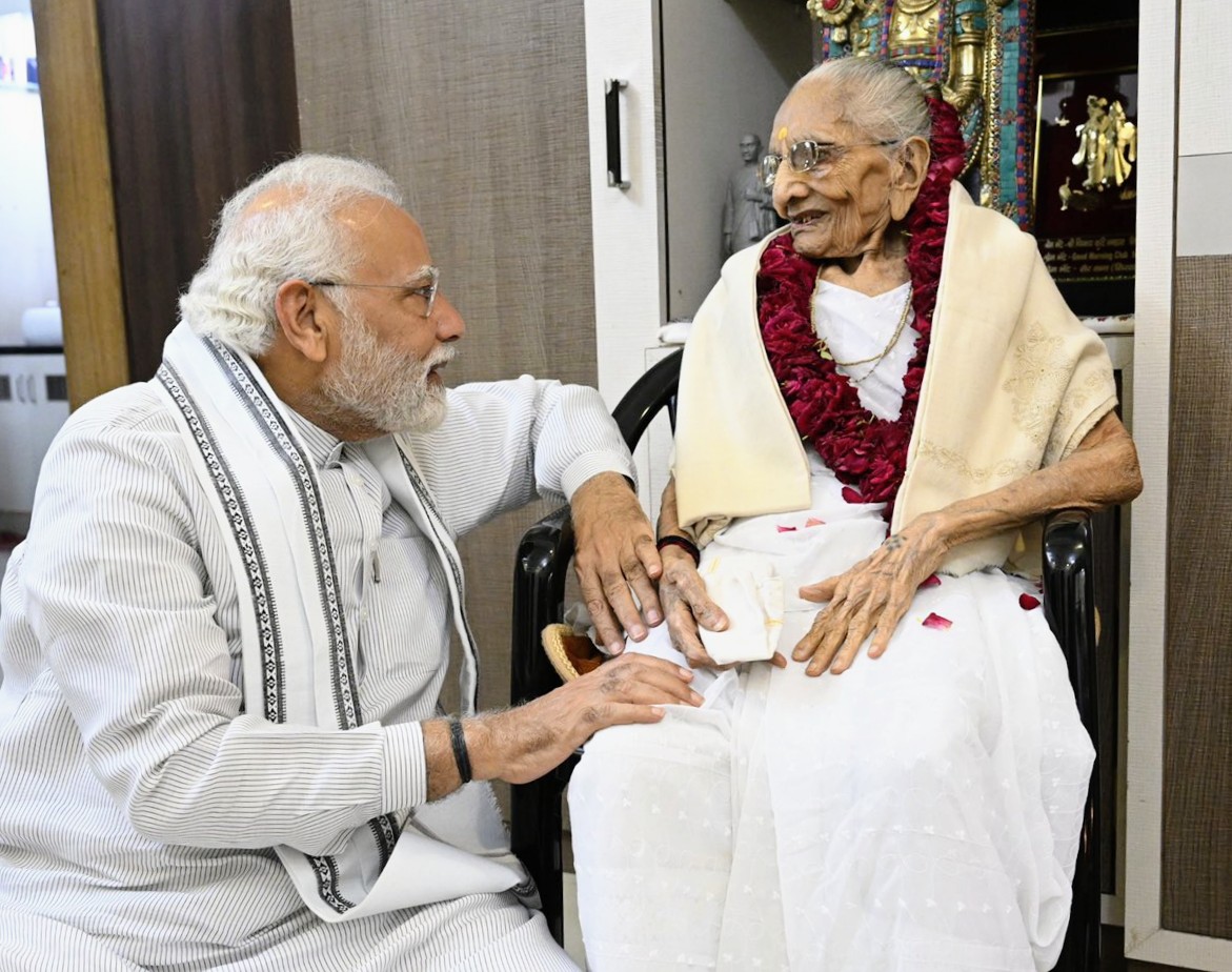SantoshDanveBJP's tweet photo. देशाला मा.श्री. @narendramodi जी यांच्यासारखे यशस्वी आणि कणखर पंतप्रधान देणाऱ्या पूजनीय मातोश्री हिराबेनजी यांना भावपूर्ण श्रद्धांजली ! आयुष्यभर तपस्वी जीवन जगून मा. मोदीजींच्या कर्तव्याची प्रेरणा असलेल्या हिराबेन यांची प्रेमळ प्रतिमा अविस्मरणीय आहे. 

ॐ शांती ! https://t.co/KsmaTbS0NL