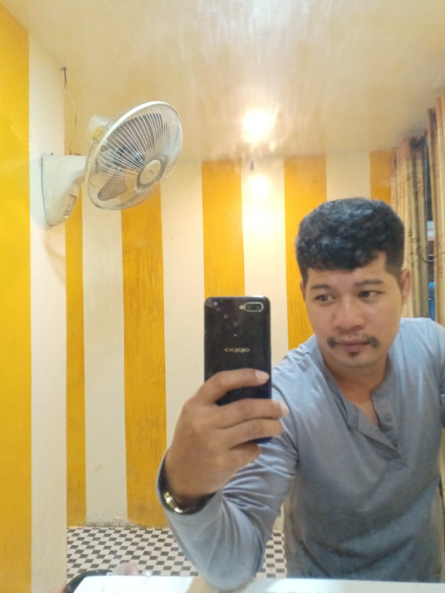 Piyavath1's tweet photo. ឆ្លងឆ្នាំមានអ្នកកាន់ជើងនៅអូនៗ មកនេះមកបងកាន់ជើងអោយ https://t.co/B4LE8lu5FG