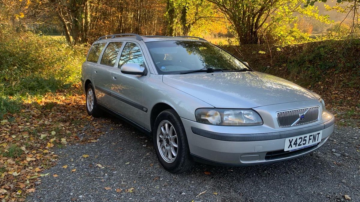 rosswlkr's tweet photo. @Talesofanalfa 2000 £400 Volvo V70 2.4 wagon in silver that I used in Devon for a few months in 2021, and then sold for £100 profit. Because wagons are cool! https://t.co/JGLZzhG2ni