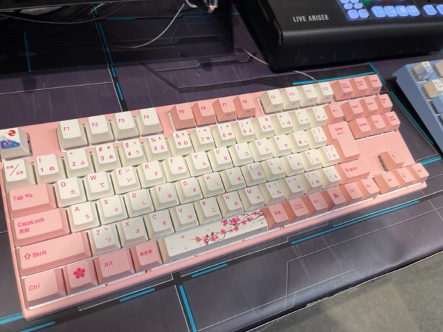 kurosawaekimae's tweet photo. 【ゲーミング】VARMILOのキーボード入荷しました~!sakura🌸とSEA Melody🐳 めちゃくちゃかわいい!日本語配列なので、ゲーマーじゃない方もおすすめ😍
#ふもっふのおみせ #VARMIL https://t.co/PPqcTLjzxt